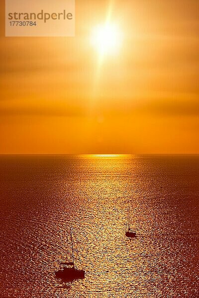 Yacht Boote Silhouetten in der Ägäis bei Sonnenuntergang. Mykonos  Griechenland  Europa