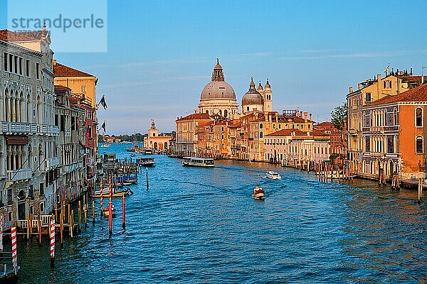 Panorama des Canale Grande di Venezia mit Gondeln und der Kirche Santa Maria della Salute bei Sonnenuntergang von der Brücke Ponte dell'Accademia aus. Venedig  Italien  Europa