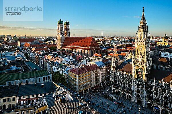 Luftaufnahme von München  Marienplatz  Neues Rathaus und Frauenkirche von der Peterskirche aus bei Sonnenuntergang. München  Deutschland  Europa