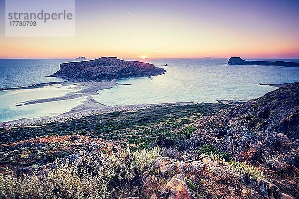 Insel Gramvousa und der schöne Strand von Balos bei Sonnenuntergang auf der Insel Kreta  Griechenland. Horizontaler Kameraschwenk