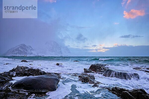 Strand des norwegischen Meeres an felsiger Küste im Fjord bei Sonnenuntergang im Winter. Vareid Strand  Lofoten  Norwegen  Europa