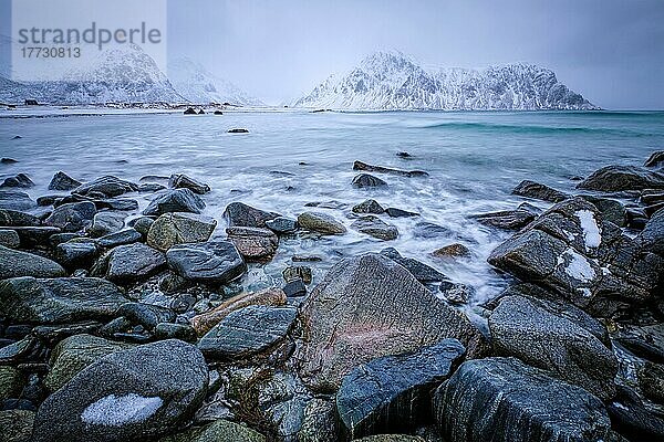 Wellen und Felsen an der Küste des norwegischen Meeres im Fjord. Skagsanden Strand  Flakstad  Lofoten  Norwegen. Lange Belichtung Bewegungsunschärfe