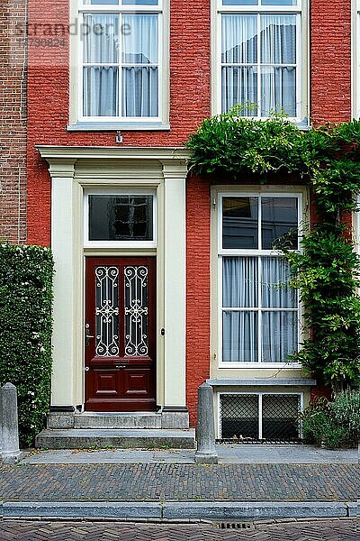 Tür und Fenster eines alten Hauses in Utrecht  Niederlande  Europa