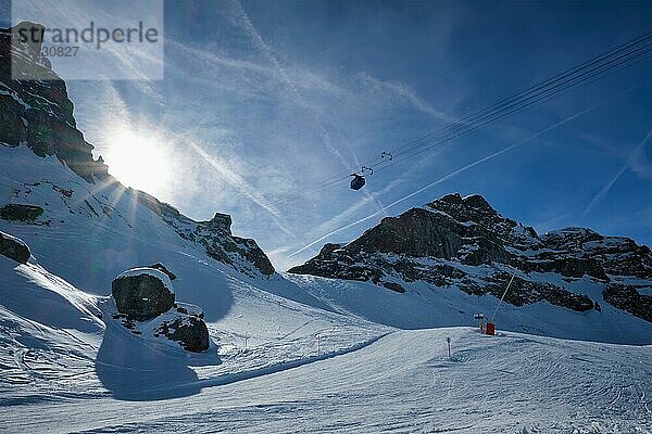 Blick auf die Piste eines Skigebiets mit Skifahrern in den Dolomiten in Italien mit einem Skilift. Skigebiet Arabba. Arabba  Italien  Europa