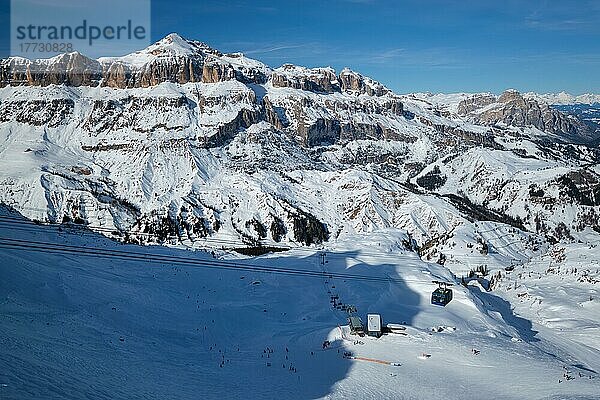 Blick auf die Piste eines Skigebiets mit Skifahrern in den Dolomiten in Italien mit einem Skilift. Skigebiet Arabba. Arabba  Italien  Europa
