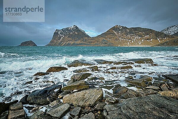 Felsige Fjordküste der norwegischen See im Winter. Lofoten Inseln  Norwegen  Europa