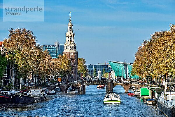 Stadtbild von Amterdam mit Grachtenbooten und mittelalterlichen Häusern sowie dem Wissenschaftsmuseum NEMO und dem Turm Montelbaanstoren. Amsterdam  Niederlande  Europa