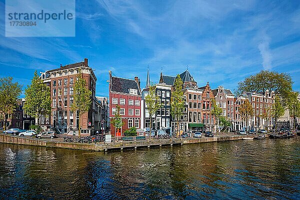 Stadtbild von Amterdam mit Gracht und mittelalterlichen Häusern. Amsterdam  Niederlande  Europa