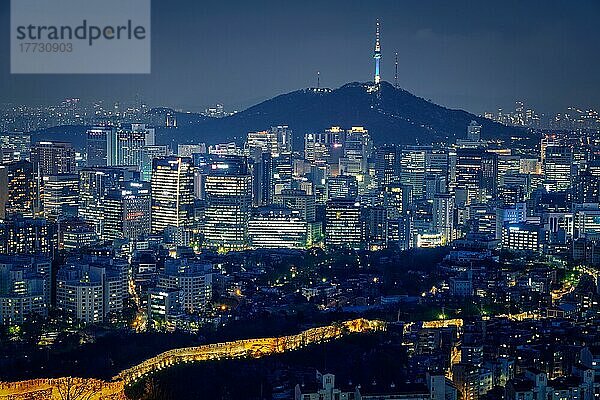 Beleuchtetes Stadtbild von Seoul und Namsan Seoul Tower in der Abendansicht vom Inwang-Berg. Seoul  Südkorea  Asien