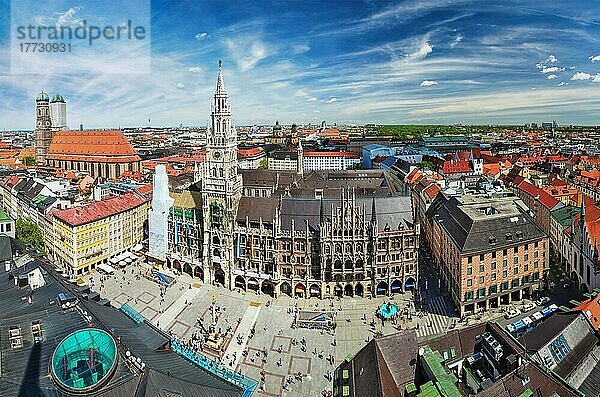 Luftaufnahme von München  Marienplatz  Neues Rathaus und Frauenkirche aus der Vogelperspektive von der St. Peterskirche. München  Deutschland  Europa