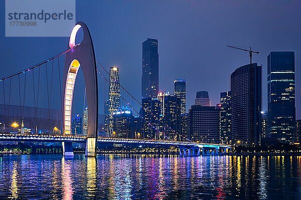 Die Skyline von Guangzhou mit Blick auf den Perlfluss und die beleuchtete Liede-Brücke am Abend. Guangzhou  China  Asien