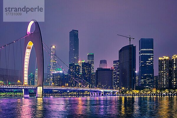 Die Skyline von Guangzhou mit Blick auf den Perlfluss und die beleuchtete Liede-Brücke am Abend. Guangzhou  China  Asien