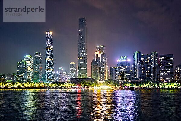Die Skyline von Guangzhou mit Blick auf den Perlfluss  beleuchtet am Abend. Guangzhou  China  Asien