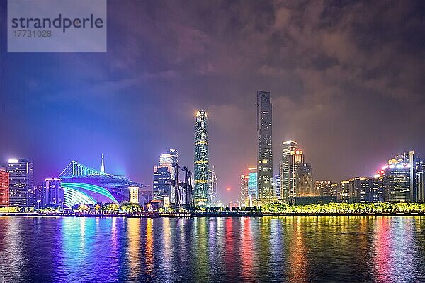 Die Skyline von Guangzhou mit Blick auf den Perlfluss  beleuchtet am Abend. Guangzhou  China  Asien