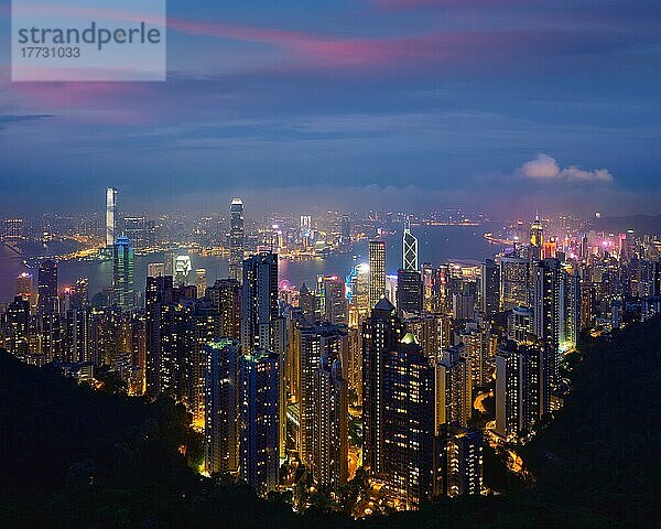 Berühmte Ansicht von Hongkong  Hongkong Wolkenkratzer Skyline Stadtbild Blick von Victoria Peak beleuchtet in den Abend blaue Stunde. Hongkong  China  Asien