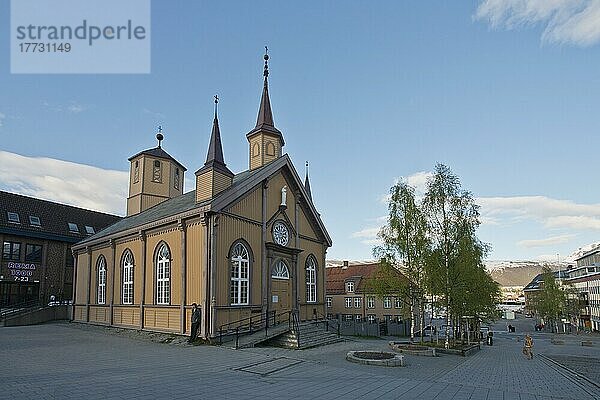Tromso Domkirke  größte Holzkirche Europas  Tromso  Norwegen  Europa