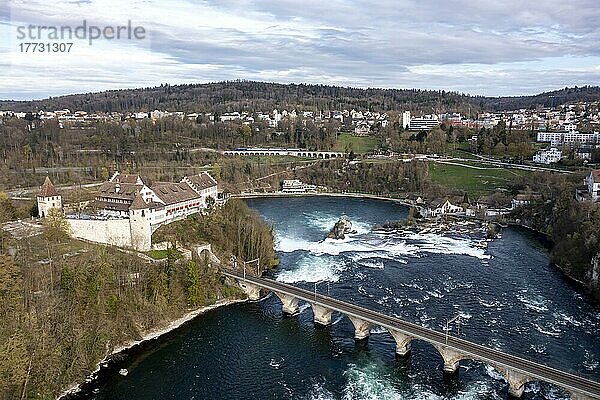 Drohnenaufnahme  Drohnenfoto vom Rhein Wasserfall  Blick auf Schloss Laufen am Rheinfall mit Eisenbahnbrücke  Neuhausen am Rheinfall  Kanton Schaffhausen  Schweiz  Europa