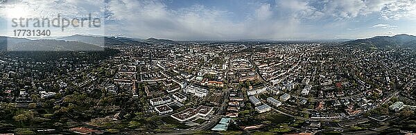 360 Grad Panorama  Weitwinkel  Drohnenfoto  Drohnenaufnahme  der Altstadt  Stadtzentrum Freiburg im Breisgau mit Blick auf das Münster  Baden-Württemberg  Deutschland  Europa