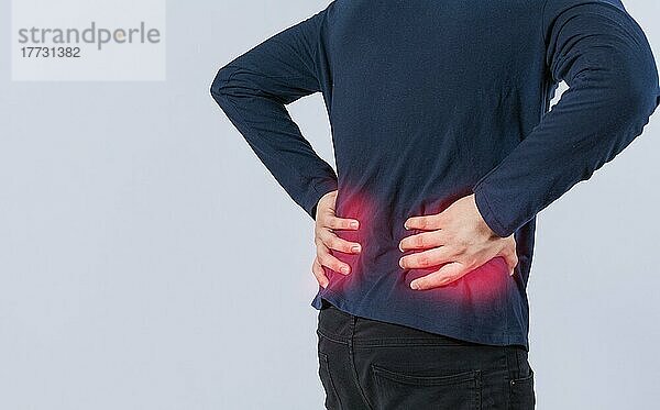 Person mit Rückenproblemen auf isoliertem Hintergrund  Lendenwirbelsäulenproblem-Konzept  Mann mit Wirbelsäulenproblemen  ein kranker Mann mit Rückenschmerzen
