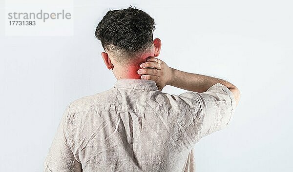 Nackenschmerzen und Stress Konzept  Mann mit Nackenmuskelschmerzen  Close up von Mann mit Nackenschmerzen  ein Mann mit Nackenschmerzen auf isoliertem Hintergrund