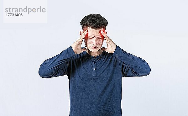 Konzept eines Mannes mit Kopfschmerzen  Mann reibt seinen Kopf auf isolierten Hintergrund  Mann gibt sich eine Kopfmassage  Konzept eines Mannes mit einer Migräne