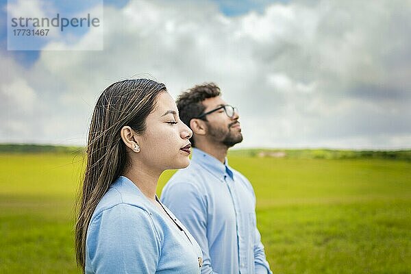 Zwei Menschen atmen frische Luft auf dem Feld  Junges Paar atmet frische Luft auf dem Feld  Konzept des jungen Paares atmet frische Luft mit positiver Einstellung