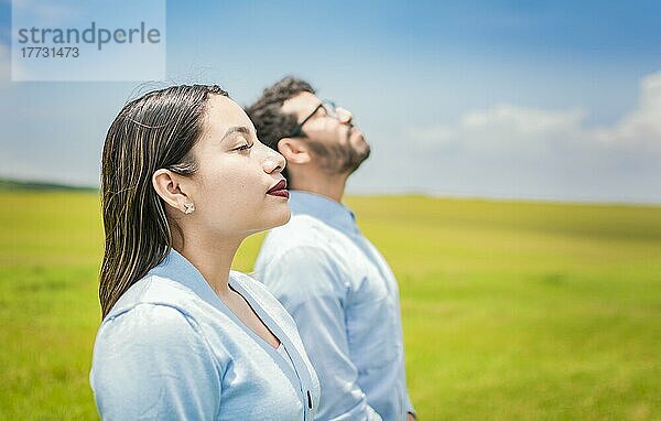Junges Paar atmet frische Luft auf dem Feld  Konzept von Junges Paar atmet frische Luft mit positiver Einstellung  Zwei Menschen atmen frische Luft auf dem Feld