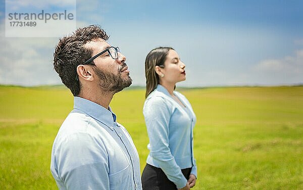 Konzept von Junges Paar atmet frische Luft mit positiver Einstellung  Zwei Menschen atmen frische Luft auf dem Feld  Junges Paar atmet frische Luft auf dem Feld