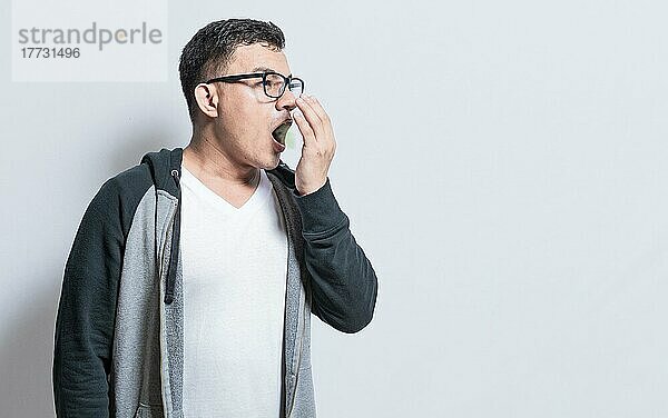 Hübscher Mann mit Mundgeruch und Halitosis Problem  Menschen mit Mundgeruch Problem  Konzept der Person mit Mundgeruch und Mundgeruch