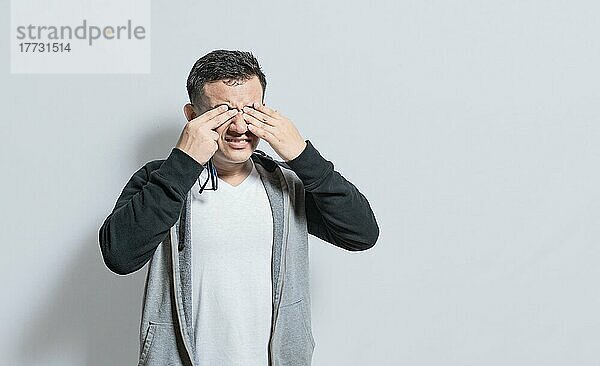 Person mit Sehschwäche isoliert  Mann mit Brille mit Sehschwäche  Konzept der Person mit Asthenopie  Person mit Brille mit Sehschmerz