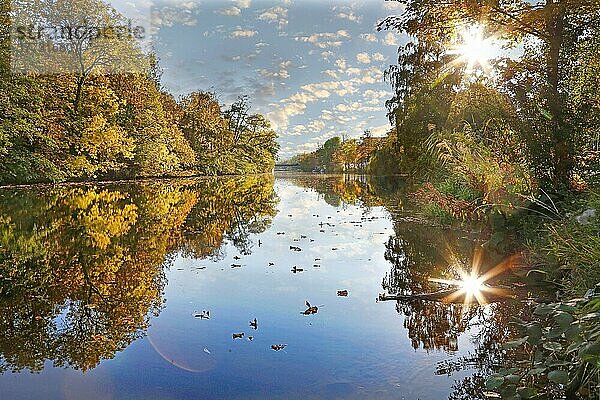 Herbststimmung mit Sonnenstern am Fluss  Spiegelung  Lahn  Wetzlar  Hessen  Deutschland  Europa
