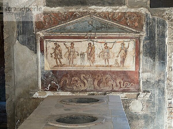 Hausschrein  Lararium in einem Thermopolium  Pompeji  Kampanien  Italien  Europa