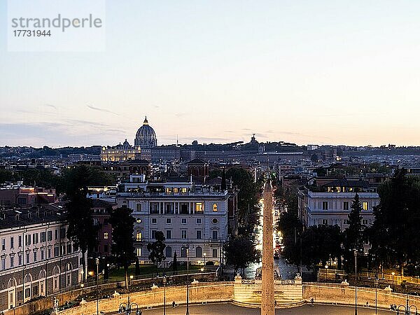 Kuppel vom Petersdom in der Abenddämmerung  vorne Obelisk auf der Piazza del Popolo  Rom  Latium  Italien  Europa