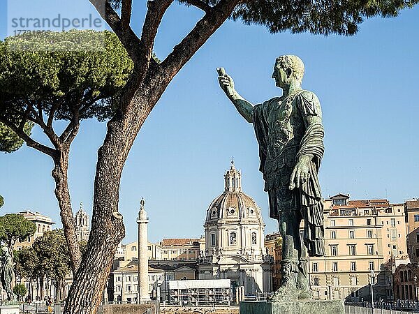 Statue des Kaisers Trajan  hinten Trajansäule  Rom  Latium  Italien  Europa