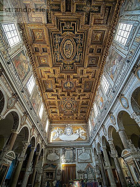 Kirche Santa Maria in Aracoeli  kunstvolle Decke  Kapitol  Rom  Latium  Italien  Europa