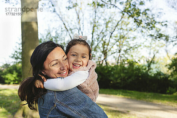 Glückliche Mutter und Tochter genießen im Park
