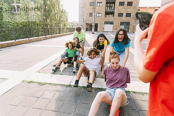Freunde genießen gemeinsam Skateboardfahren auf dem Parkplatz