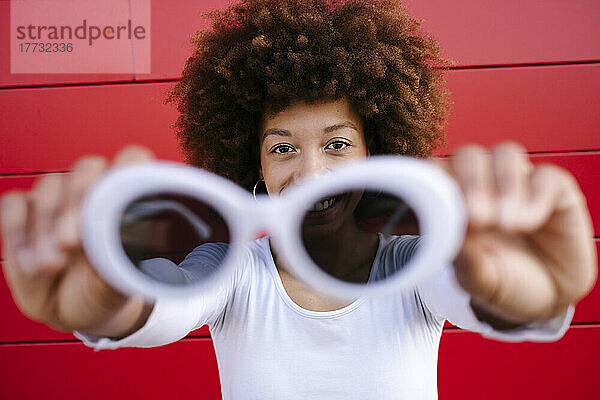 Afro-junge Frau mit Sonnenbrille