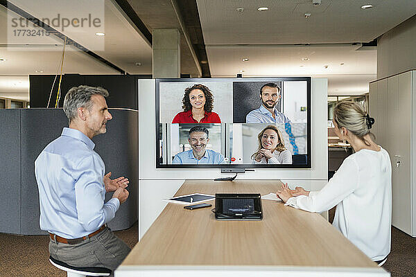 Geschäftsmann und Geschäftsfrau bei einer Videokonferenz im Büro