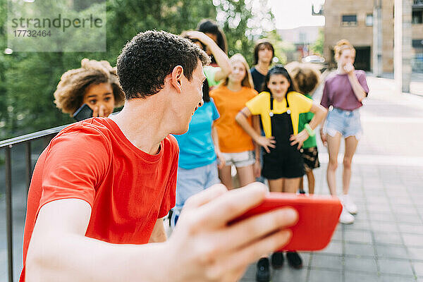 Teenager macht mit Freunden ein Selfie per Smartphone