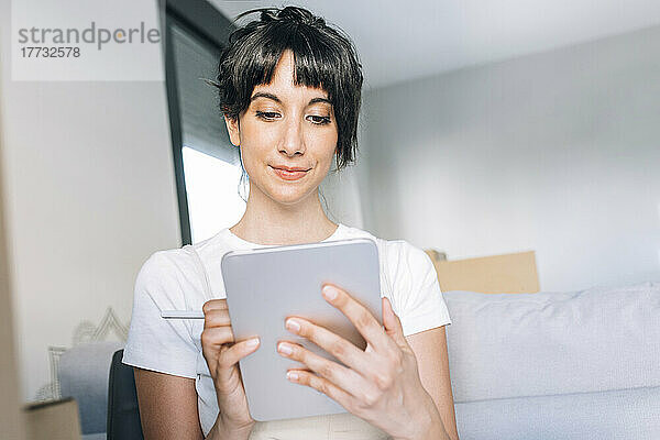 Frau benutzt Tablet-PC zu Hause
