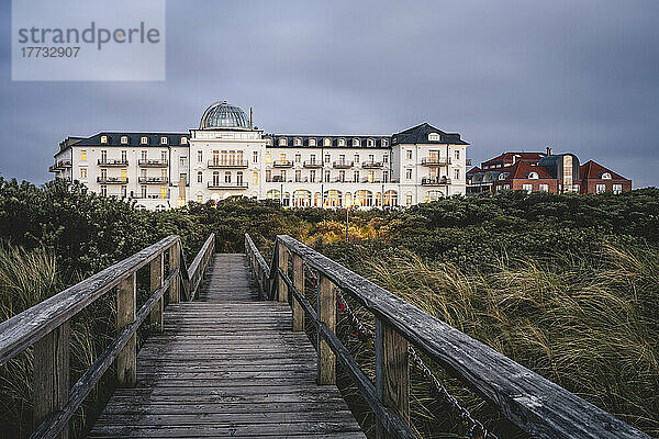 Deutschland  Niedersachsen  Juist  Promenade zum Strandhotel Kurhaus