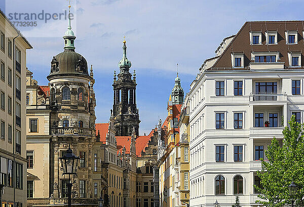 Katholische Hofkirche in Dresden an einem sonnigen Tag  Sachsen  Deutschland