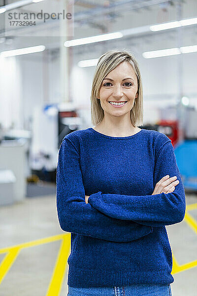 Porträt einer lächelnden Geschäftsfrau in der Fabrik