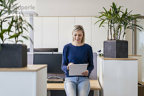 Geschäftsfrau nutzt digitales Tablet im Büro