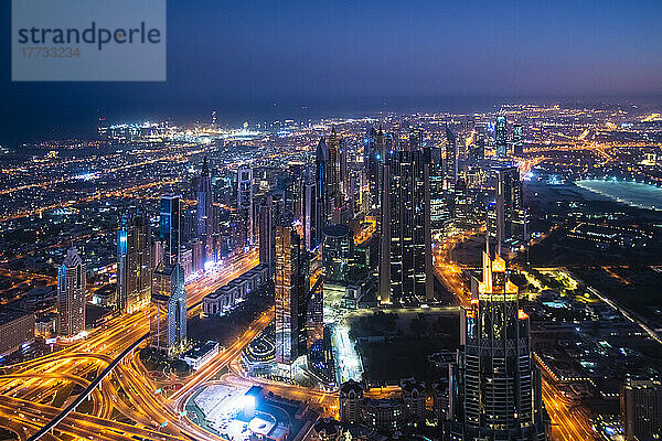 Vereinigte Arabische Emirate  Dubai  Erhöhter Blick auf die beleuchtete Innenstadt bei Nacht