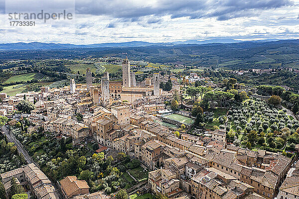 Italien  Toskana  San Gimignano  Helikopterblick auf die historische Stadt im Sommer