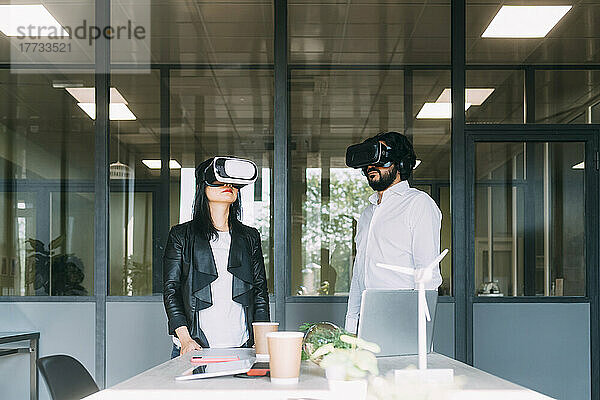 Geschäftskollegen tragen VR-Brillen am Arbeitsplatz