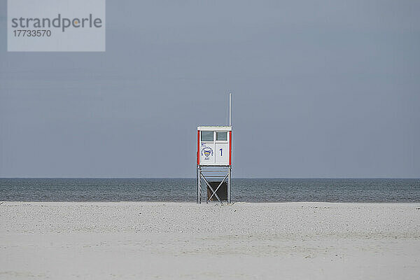 Deutschland  Niedersachsen  Juist  Rettungsschwimmerhütte am leeren Strand mit klarer Horizontlinie über der Nordsee im Hintergrund