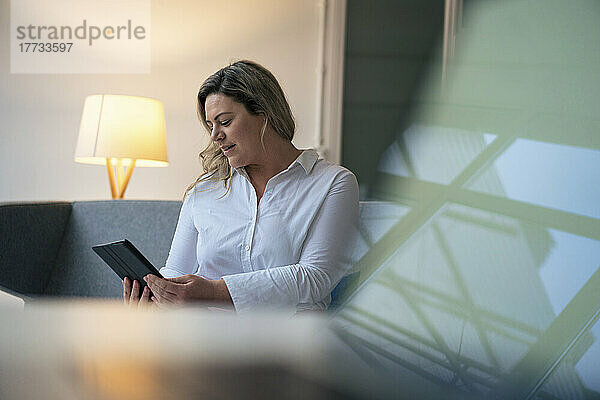Geschäftsfrau arbeitet am Arbeitsplatz am Tablet-PC